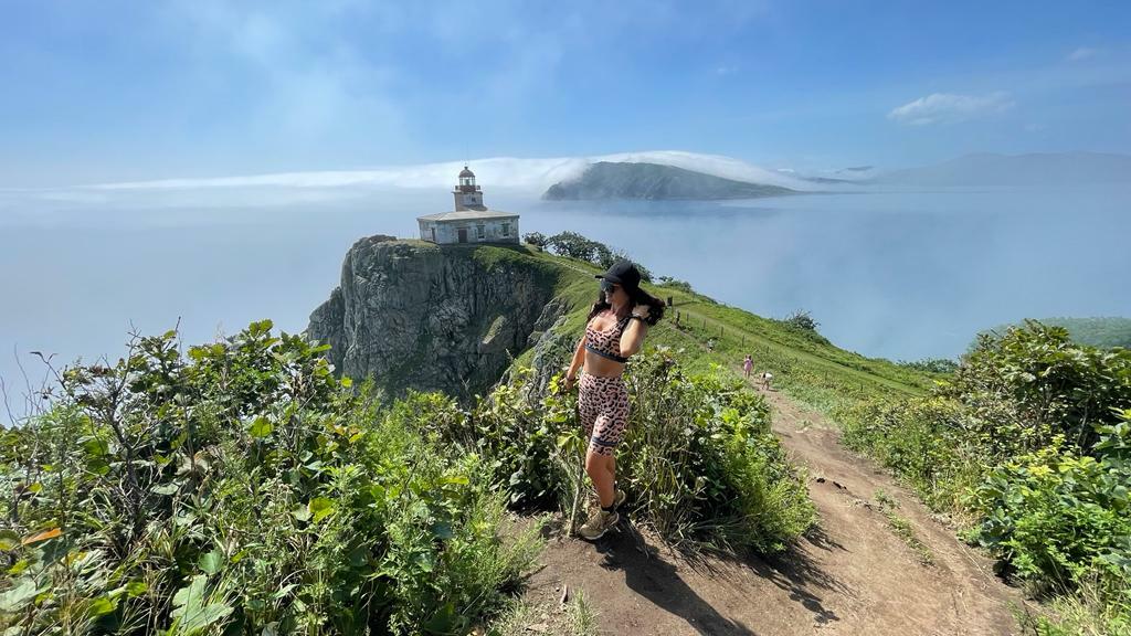 Туры по Приморью Девушка на маяке Балюзек